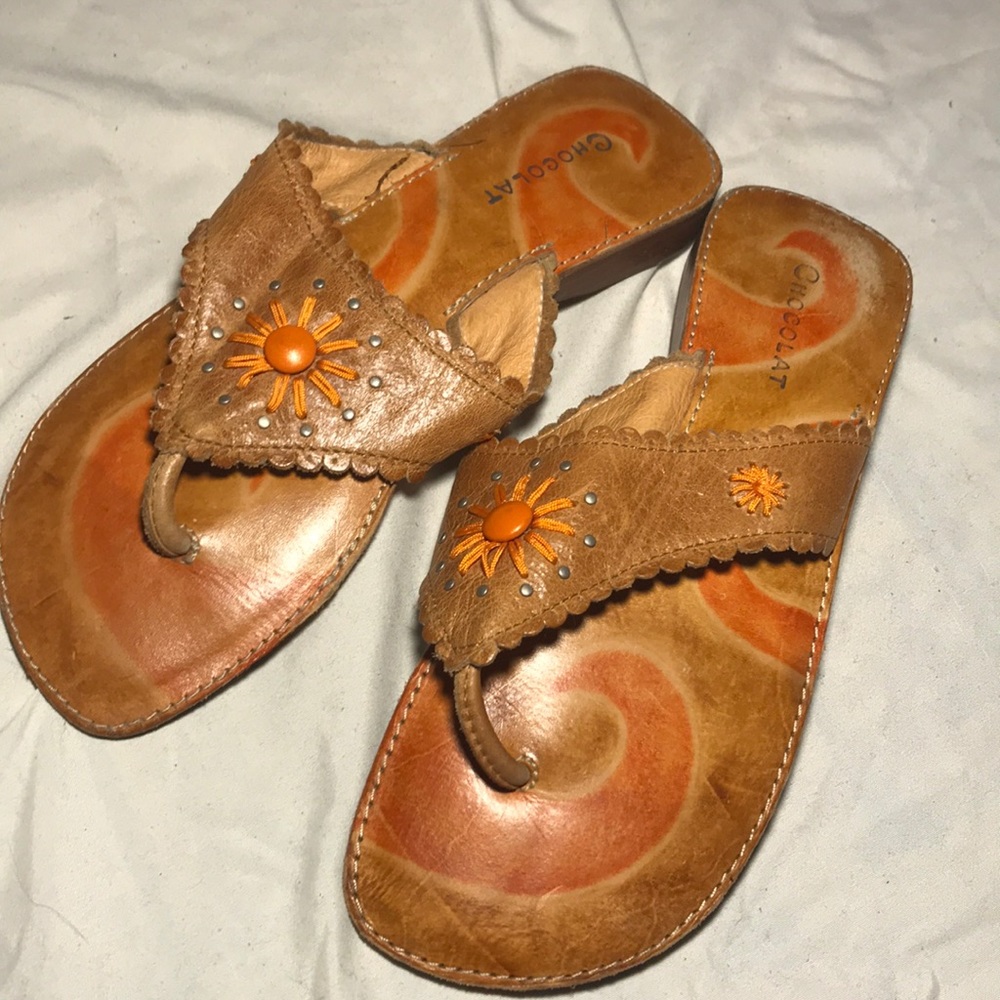 Like new embroidered Chocolat flip flops